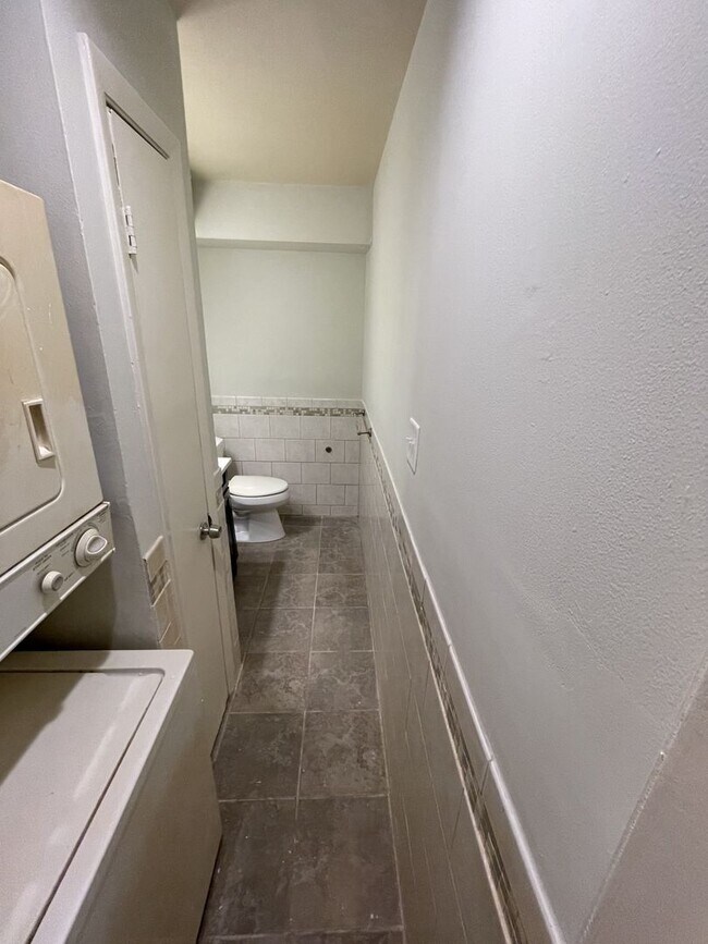 Building Photo - 3 bd 1.5 ba Condo