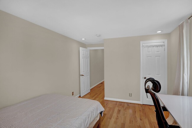 Building Photo - Chic City Living at 2308 E Fairmont Ave!