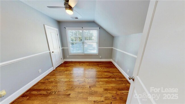 Building Photo - 2213 Roslyn Ave