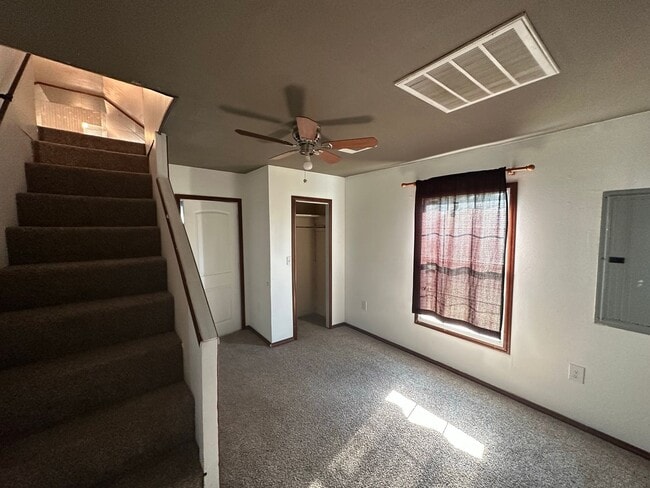 Building Photo - 2 Bed 1 Bath Home