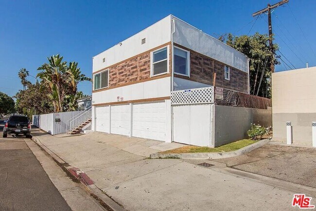 Building Photo - 8525 1/2 Cadillac Ave-8525