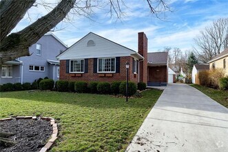 Building Photo - 5 Bedroom, 2 Bath Ranch Home in Oakwood!