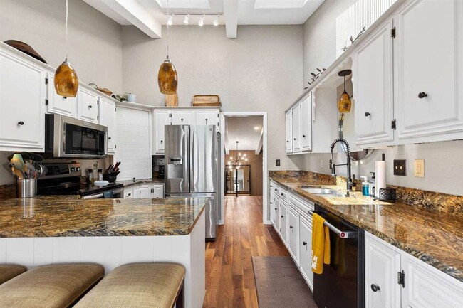 Building Photo - Price reduction on this beautiful family home with the best views in the city!  $3950/mo!!