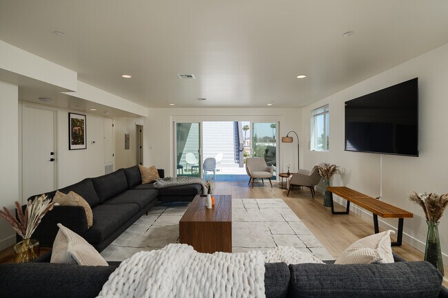 Building Photo - 3045 W Boulevard3H-3H