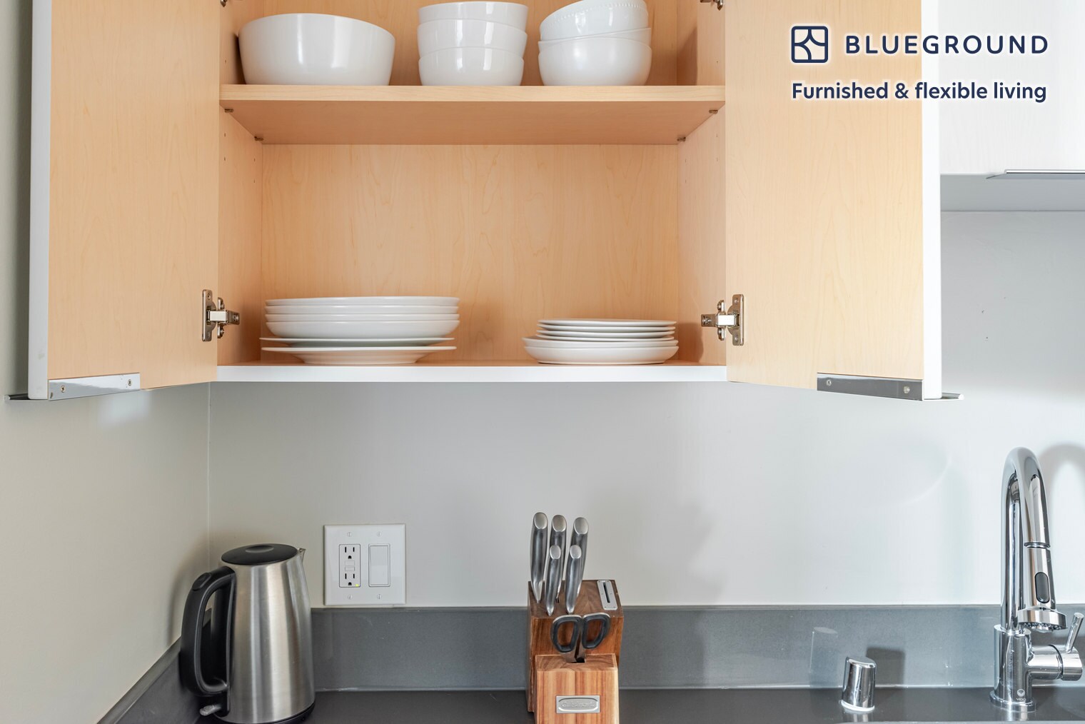 Building Photo - 900 E Hillsdale Blvd