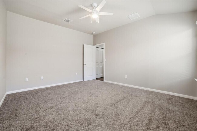 Building Photo - 600 Marimoor Dr