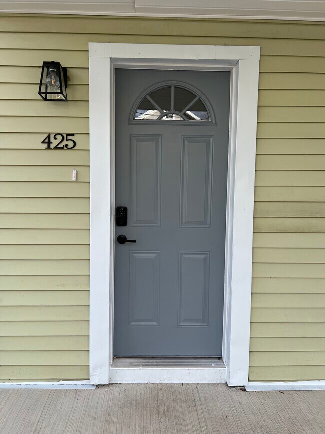 Building Photo - 425 Center St