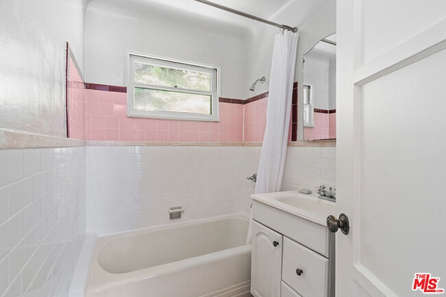 Building Photo - 3705 Fredonia Dr