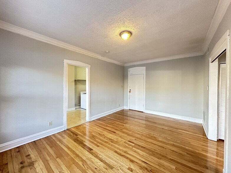 Building Photo - 2249 W Wilson Ave