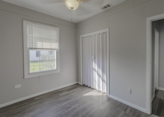 Building Photo - Dream Rental located minutes from Southtow...