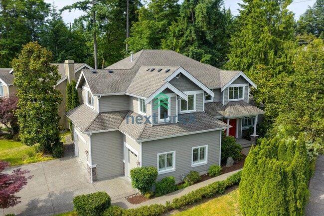 Building Photo - Spacious Home in Desirable Bellevue Neighb...