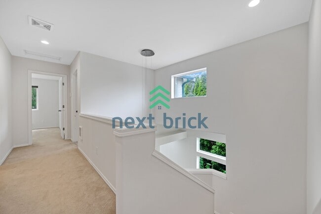 Building Photo - Charming 3-Bed with 2.5 Baths in Mountlake Terrace – Spacious 1561 Sq Ft Retreat!
