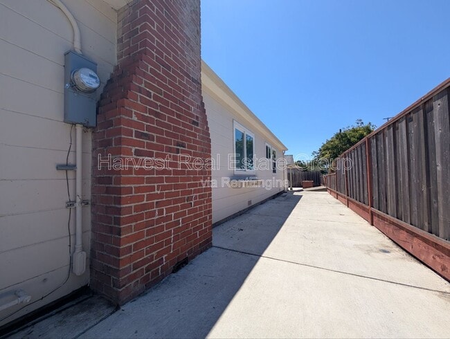 Building Photo - 951 Elm St