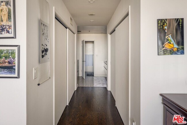 Building Photo - 10724 Wilshire Blvd