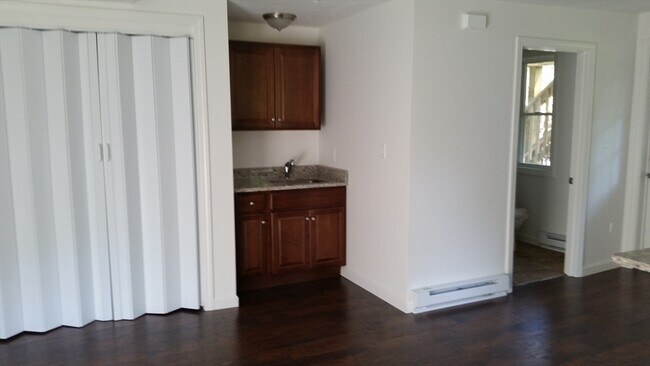 Building Photo - 10 Sutton Rd