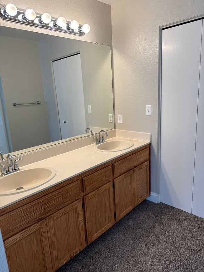 Building Photo - Great location