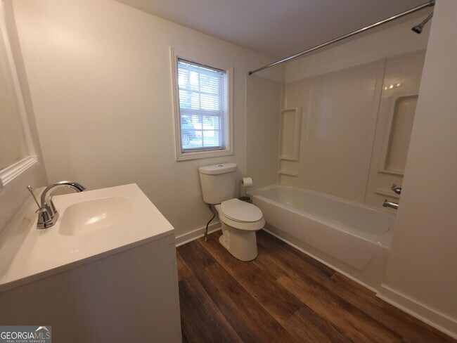 Building Photo - 2577 Eastwood Dr