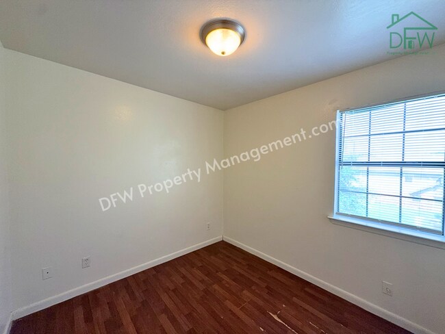 Building Photo - 807 W Walnut St