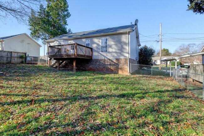 Building Photo - Sweet 3 br 2 ba. in the Heart of St. B.