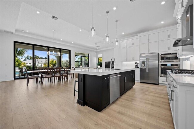 Building Photo - 13621 Le Christine Dr