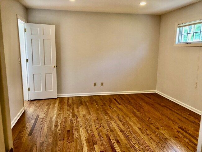 Building Photo - 11 Pond Ln