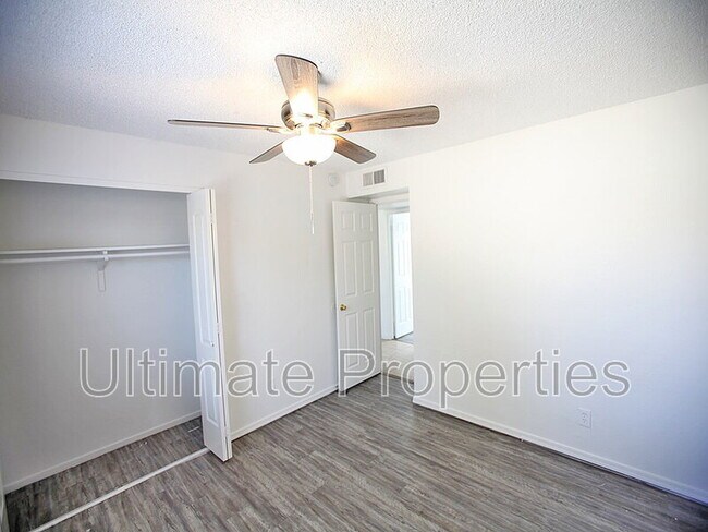 Building Photo - 4720 W Dahlia Dr