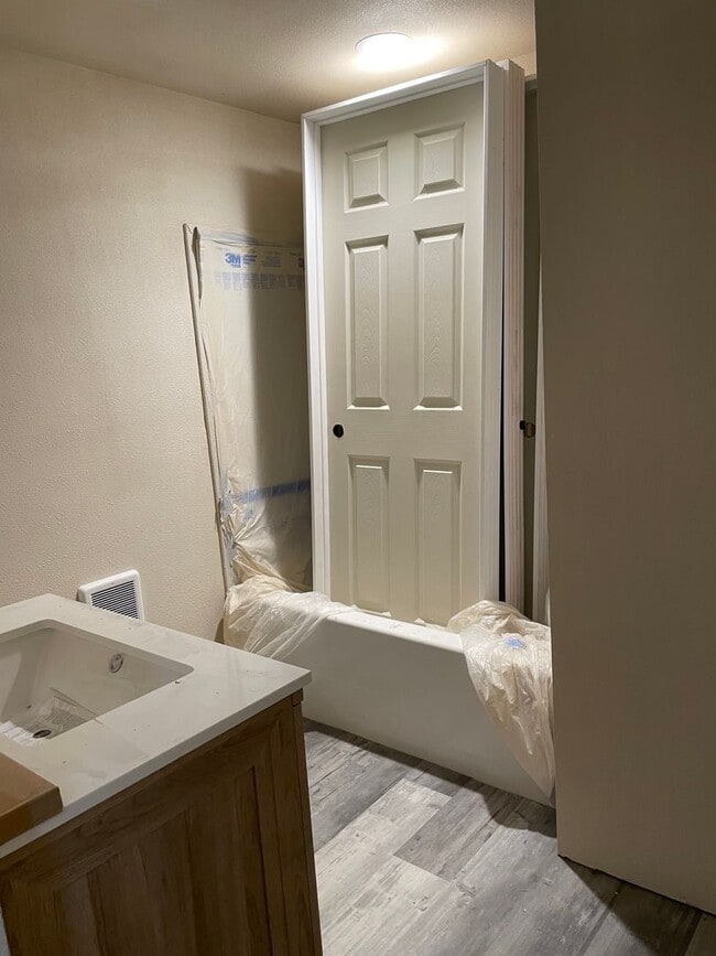 Building Photo - 1 Bedroom, 1 bath lower basement apartment!