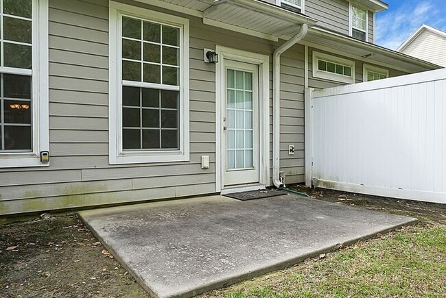 Building Photo - 215 Hemingway Cir