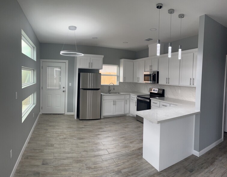 Building Photo - 1608 Angelina Dr