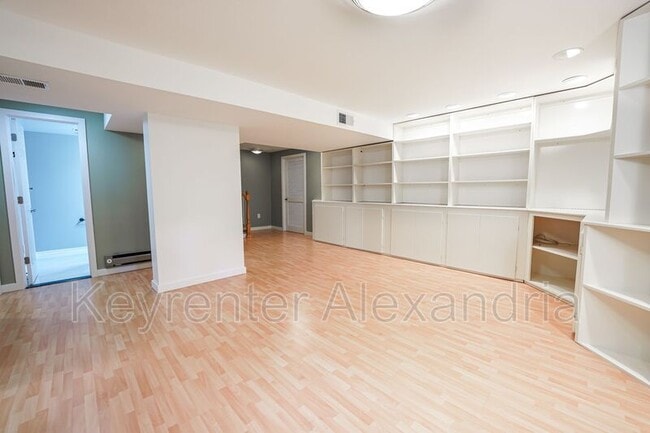 Building Photo - 906 Neal Dr