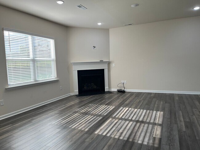 Building Photo - AMAZING LOCATION, Fantastic 4 Bed Home, In...
