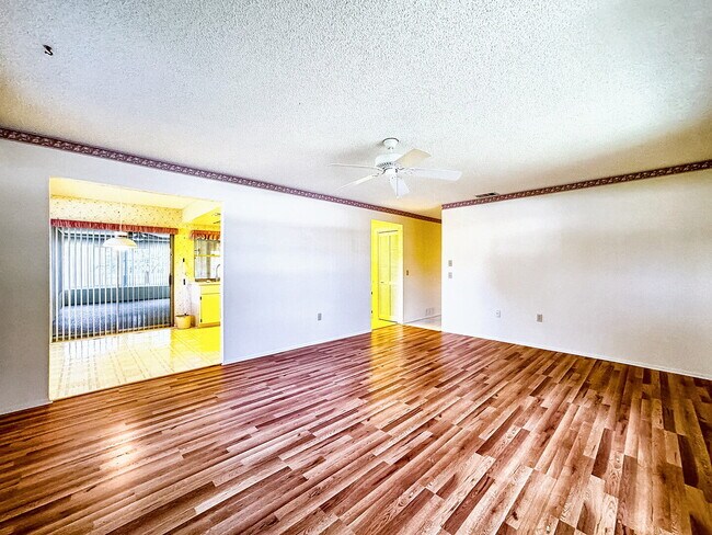 Building Photo - "Charming 2-Bedroom Oasis with 2 Full Bath...
