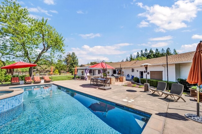 Building Photo - 1790 McKinley Rd