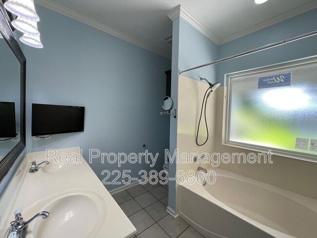 Building Photo - 25889 Regency Ave