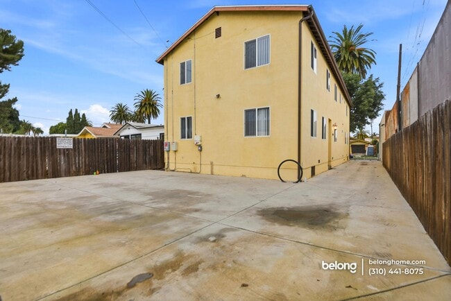 Building Photo - 1614 W 39th Pl