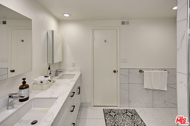 Building Photo - 4444 Wilshire Blvd
