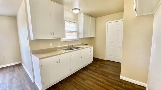 Building Photo - $0 First Month's Rent / $0 Deposit at Move-in