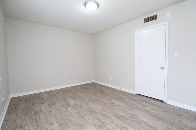 Building Photo - Freshly Updated -Ground-Floor Apartment Near UWF – Available Now!