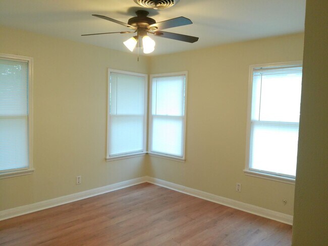 Building Photo - 4026 Brentwood Dr