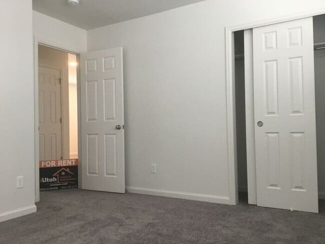 Building Photo - 3 bdrm 2 1/2 bath Home- Small Dog Friendly