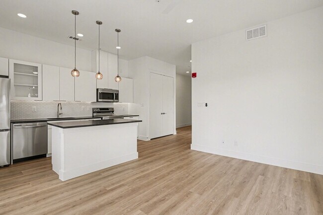 Building Photo - 2217 N Fitzhugh Ave