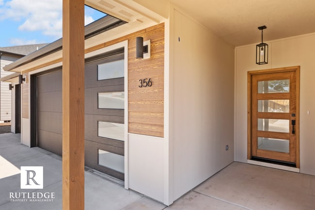 Building Photo - Exquisite 3 Bed / 2.5 Bath Home near the Eagle Point Golf Course!