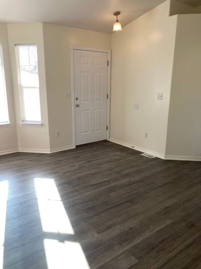 Building Photo - Great location 3 bedroom 2 bath home