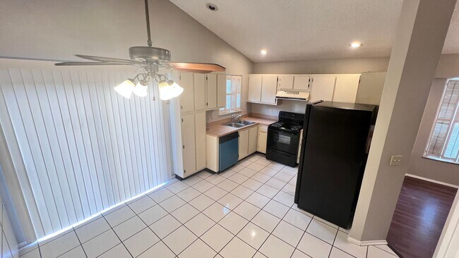 Building Photo - Beautiful 3/2 Home Located In Waterford La...