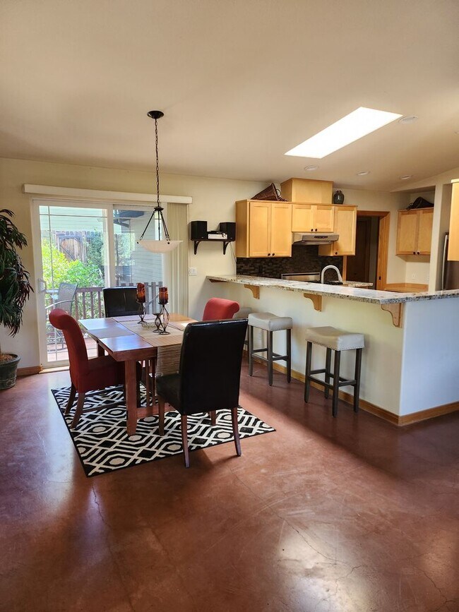 Building Photo - 2564 NW Monterey Pines Dr