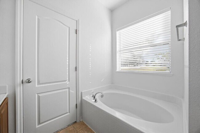 Building Photo - 5588 Sycamore Canyon Dr