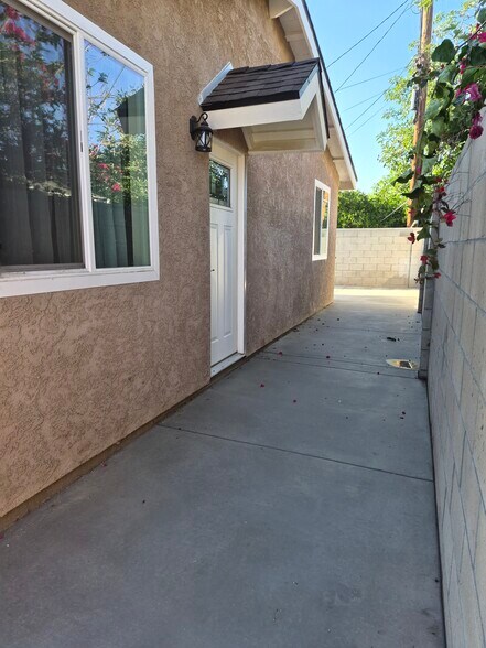 Own dedicated entrance - 901 E Occidental St