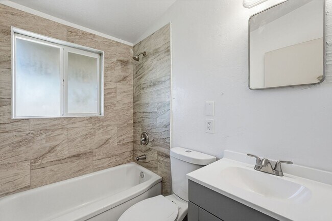 Building Photo - Beautifully Remodeled Home in a Central Tucson Location!