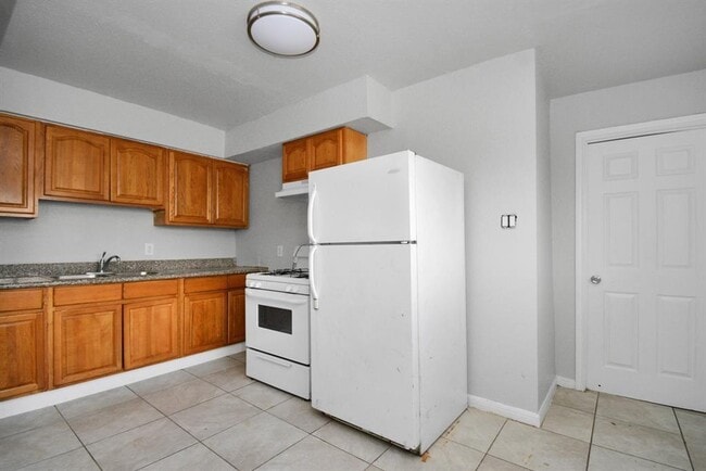 Building Photo - 8127 Colonial Ln