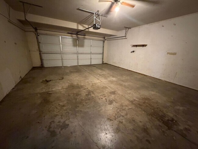Building Photo - 3 Bed 2 Bath Duplex